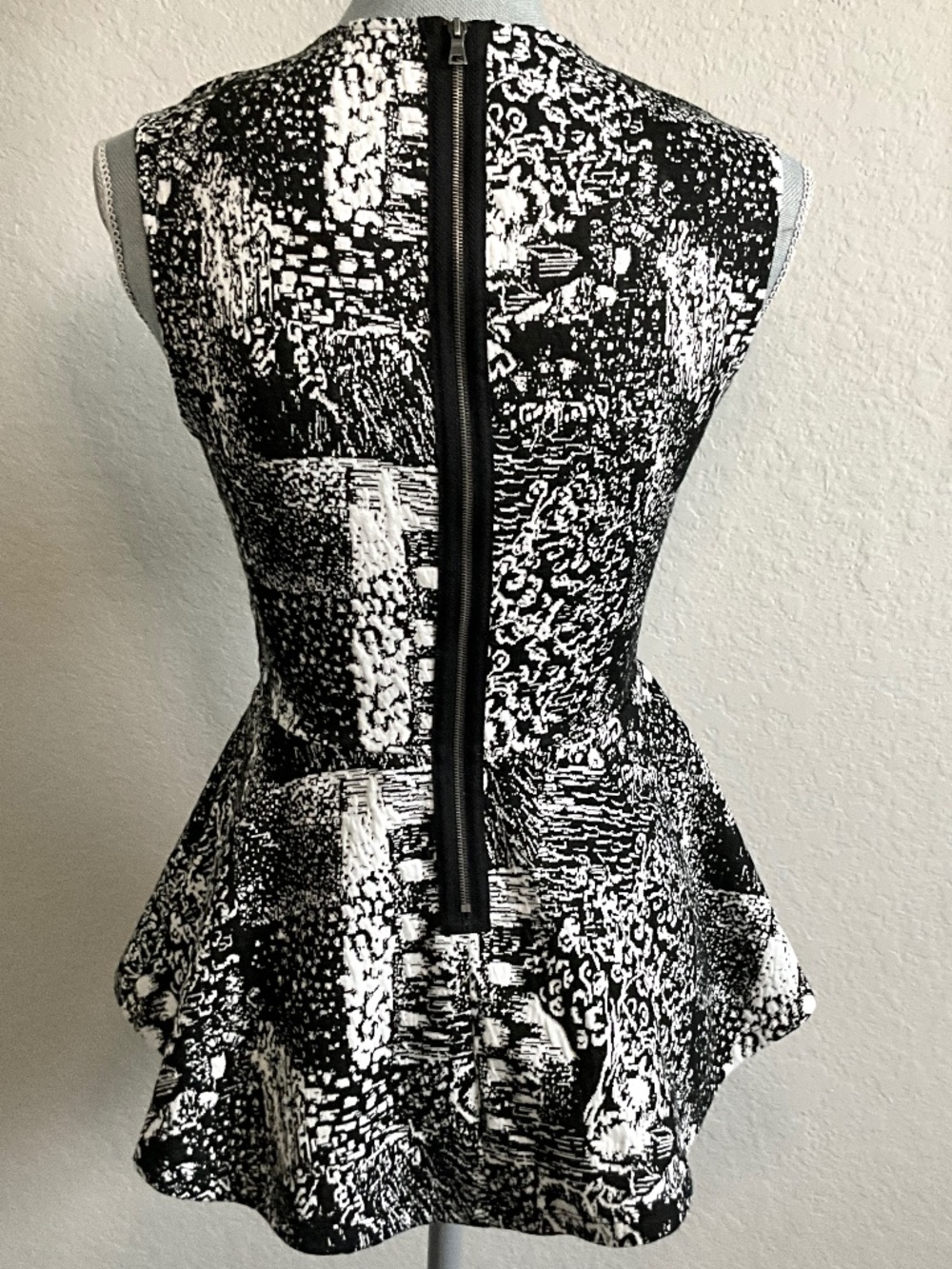 Philosophy Black Cream Abstract Peplum Top XS NWT Back Zipper Stretch